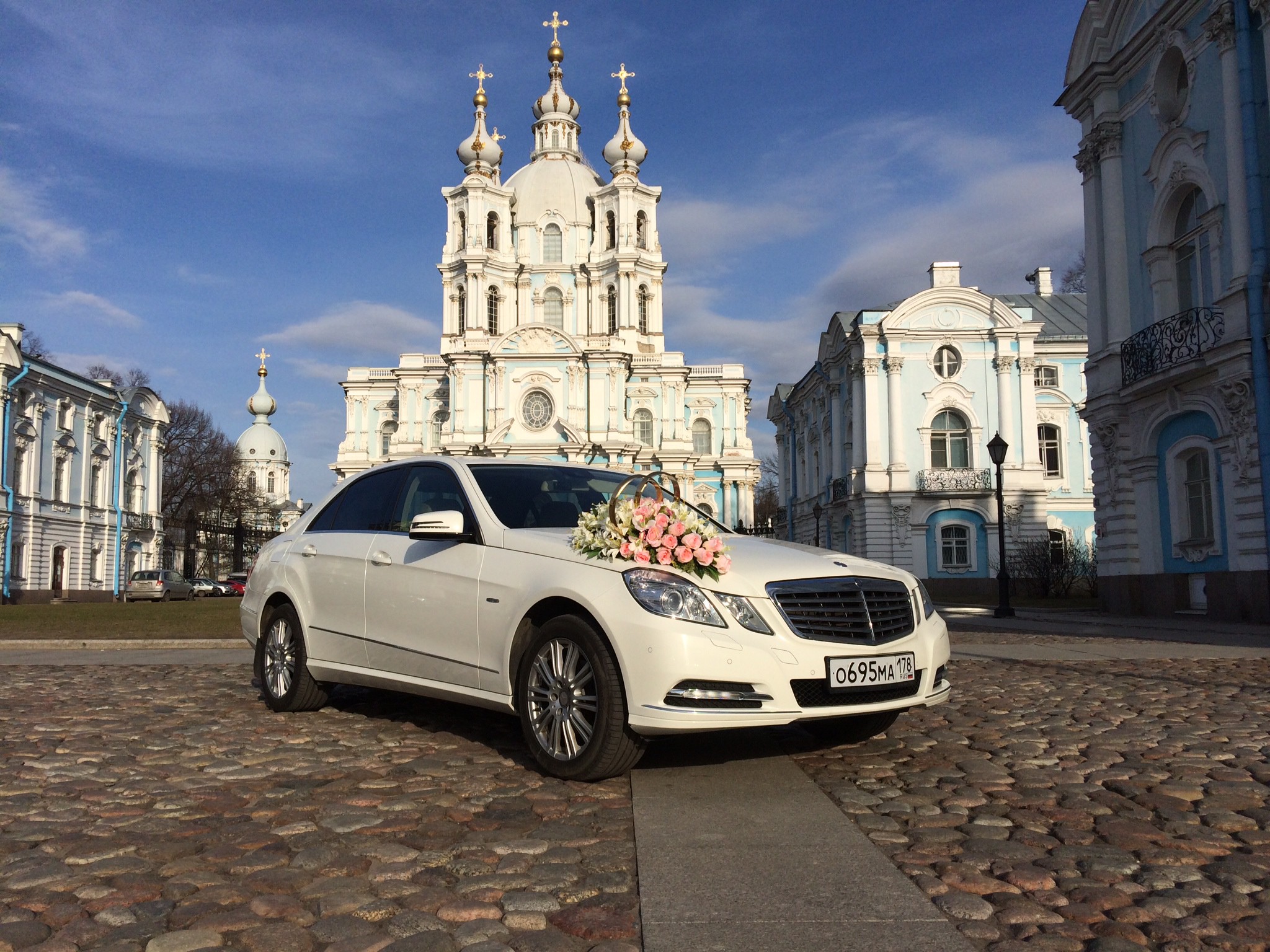 Прокат автомобилей санкт. Свадебная машина Мерседес. Свадебный автомобиль с водителем Санкт-Петербург. Автомобиль на свадьбу СПБ С водителем. Мерседес СПБ на свадьбу.