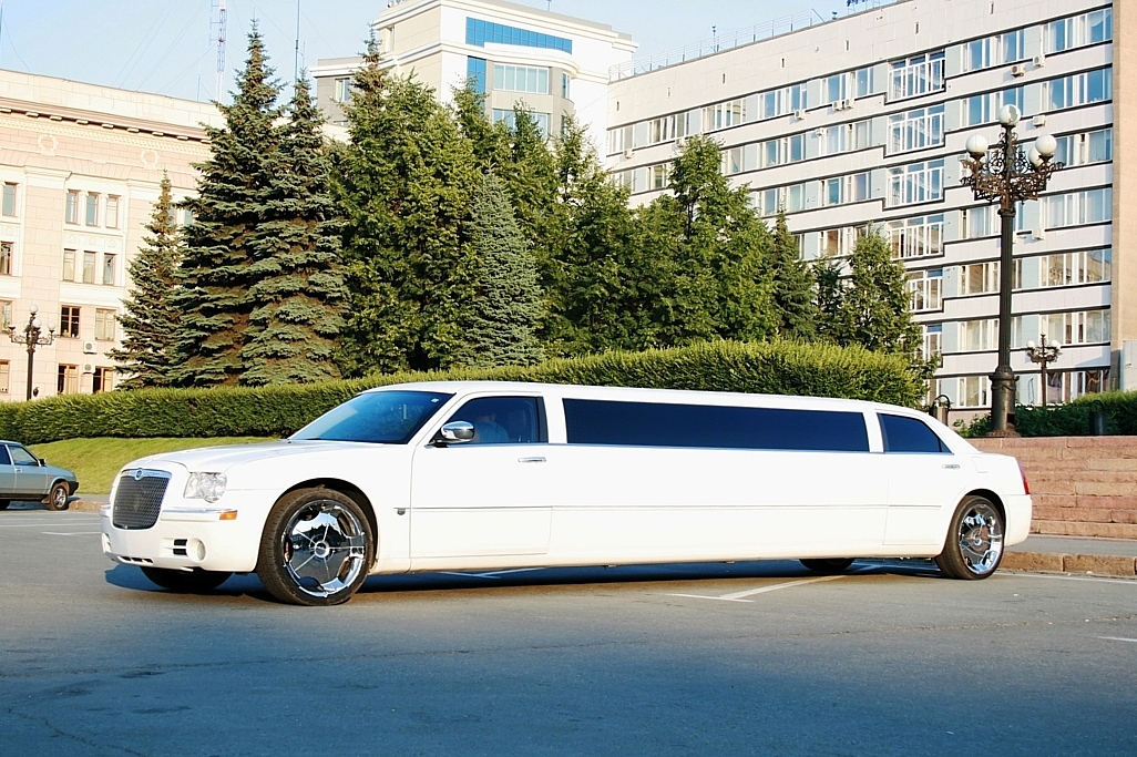 Аренда Chrysler 300C Limousine в Челябинске